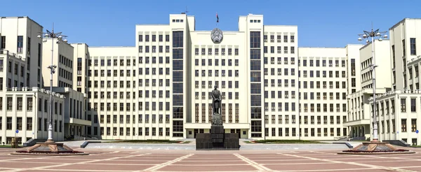 Denkmal vi lenin und Regierungsgebäude, Minsk, Weißrussland — Stockfoto