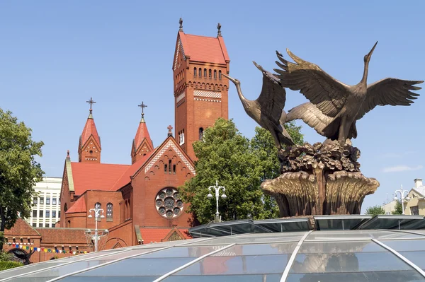 Belarusz Köztársaság - gólyák jelképe. Szökőkút-on Independence Square, Minszk, Fehéroroszország — Stock Fotó