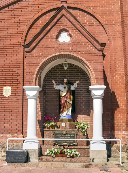Beeld van Jezus Christus. Kerk van St. Simon en Sint-Helena, of rode kerk in Minsk, Wit-Rusland — Stockfoto