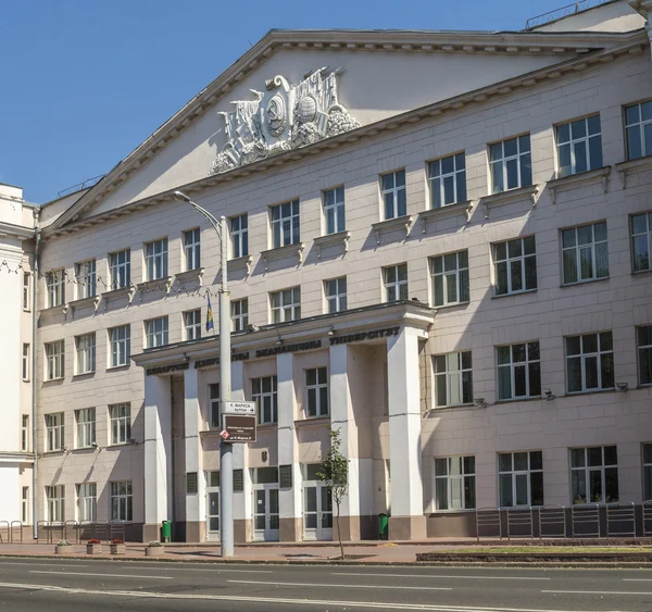 Das Gebäude der weißrussischen staatlichen Wirtschaftsuniversität, Minsk, Weißrussland — Stockfoto