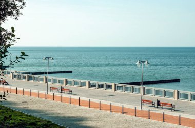 Svetlogorsk güvertesi. Sonbaharın başlarında güneşli bir gün. Kalininingrad bölgesi. Rusya Eylül 2020