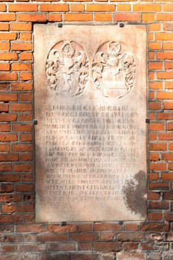 Ursula von Pudlitz 'li Epitaph, Landfong Wedigo Reimar' ın karısı Hans von Pudlitz, Kaliningrad katedralinin duvarında. Rusya Eylül 2020