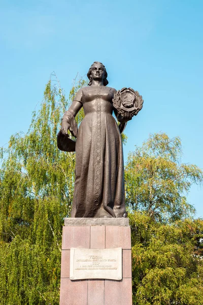 カリニングラード地域のRsfsrへの参入に関する法令に敬意を表して彫刻 ロシア2020年9月 — ストック写真