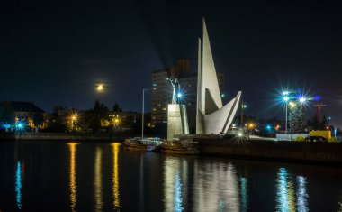Gece kenti Kalininingrad, Mucize İşçi Nikolai. Okyanus balıkçılığının öncülerinin anıtı. Rusya Eylül 2020