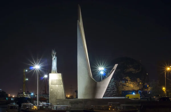 Night City Kaliningrad Nikolai Wonderworker Monument Pioneers Ocean Fishing Russia — Stock Photo, Image