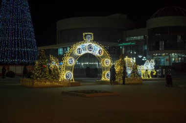 Kolomna 'daki Sovetskaya Meydanı' ndaki Noel ağacı. Rusya Aralık 2020