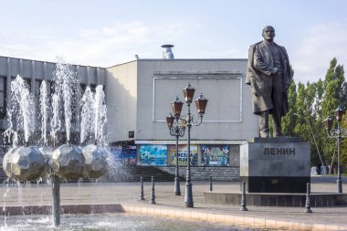 Kaliningrad 'da. Vladimir Ilyich Lenin 'in anıtı, Sanat Evi yakınlarındaki parkta. Rusya Eylül 2020