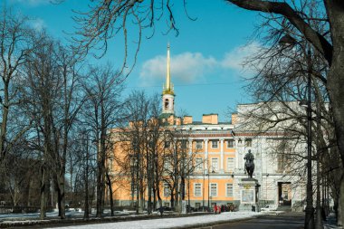 Mikhailovsky Kalesi 'nde Birinci Peter anıtı. St. Petersburg 'da. Rusya Mart 2021 