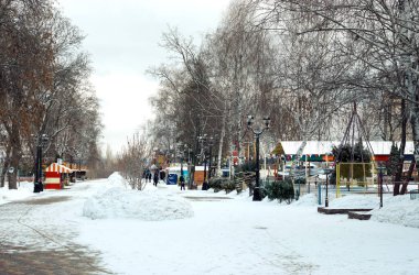 İlkbaharın başında kültür ve eğlence parkı. Tambov. Rusya Mart 2021 