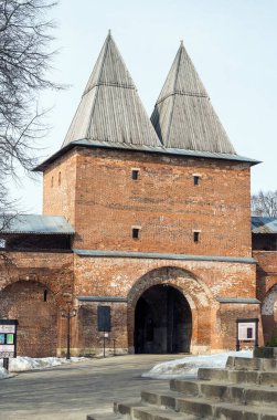 Zaraisk Kremlin 'in Nikolskaya Kulesi. Moskova bölgesi. Rusya Mart 2021 
