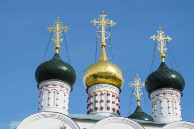Zaraisk Kremlin (1528). Nikolsky Katedrali 'nin kubbeleri (1681). Zaraysk şehri. Moskova bölgesi. Rusya Mart 2021 