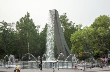 Müzik çeşmesi. Kültür ve Rekreasyon Şehir Parkı. Yu.A. Gagarin. Yuzhno-Sakhalinsk. Rusya Temmuz 2021 