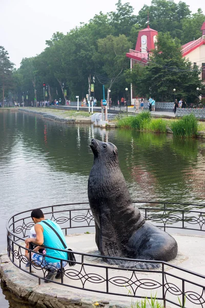 Rzeźba Pieczęci Miejski Park Kultury Rekreacji Przewodniczący Gagarin Jużno Sachalińsk — Zdjęcie stockowe