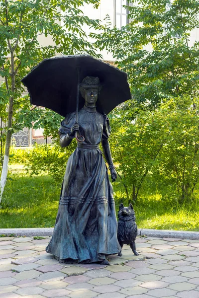 の物語を基にした彫刻 チェーホフの 犬のいる女 ユズノ サハリンスク ロシア2021年7月 — ストック写真