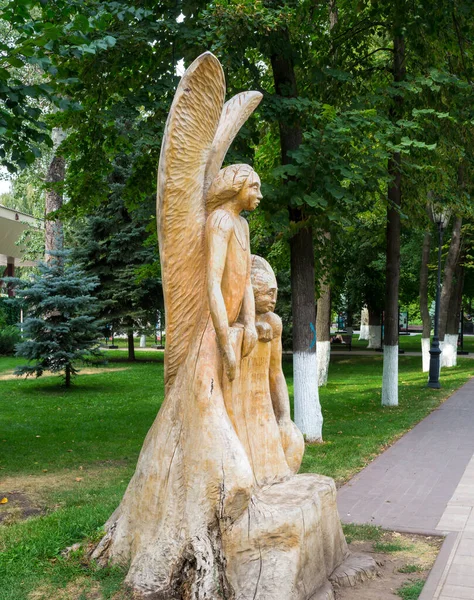 Patung Kayu Two Angels Taman Strukovsky Kota Samara Rusia Agustus — Stok Foto