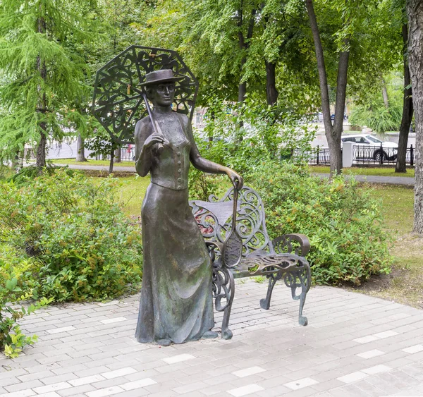 ラケットで女性を彫刻します プーシキン広場 サマラだ ロシア2021年8月 — ストック写真