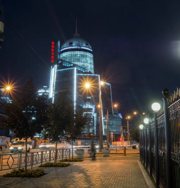 Gece şehri Samara. Tren İstasyonu. Rusya Ağustos 2021 