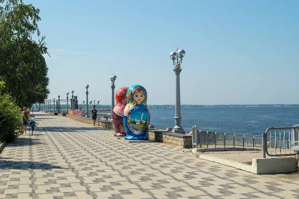 Quiosque Vendendo Lembranças Forma Uma Grande Boneca Nidificação Aterro Samara — Fotografia de Stock