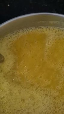 Evde çorba yapmak için sebzeleri el blendırıyla karıştırmak. Kremalı sebze saflığı mutfak hazırlığını, sağlıklı yemek yapmayı ve pratik pişirme kavramlarını gösteriyor..