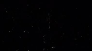 Gece vakti havai fişekler kara gökyüzünde patlayıp şenlikli bir gösteride izler ve kıvılcımlar yaratıyor. Canlı havai fişekler karanlığı aydınlatır, canlı enerjiyle özel durumları kutlarlar..