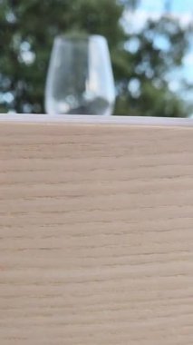 Dışarıda iki kişilik masa var. Zeytin dalları, beyaz çarşaflar ve cam örtülerle süslenmiş. Portekiz, Alijo kırsalında üzüm bağları ve dağlarla çevrili. Sakin atmosfer, doğa, kırsal turizm.