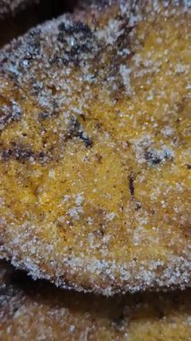 Şeker ve tarçınla kaplanmış bir tepsi altın yumurtalı ekmek. Geleneksel bir Noel tatlısı. Yeni hazırlanmış ve aile ve arkadaşlarla paylaşılmaya hazır.