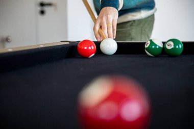 Siyah bir bilardo masasında oynanan sıradan bir bilardo oyununda gerçek oyuncular renkli topları kapalı alanlara nişan alıyor ve yeniden düzenliyor, boş zamanları, eğlence yarışmalarını ve rahat ev eğlencelerini resmediyor..