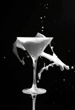 siyah arka plan üzerine beyaz süt