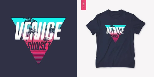 Grafisches T-Shirt-Design für den Sonnenuntergang in Venedig mit Palmwedel, Sommer-Retro-Print, Vektorillustration — Stockvektor