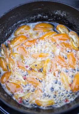 Kamkat ve safran ile portakal reçeli