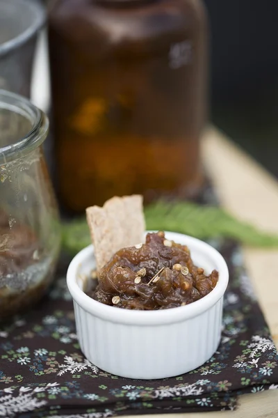 Zwiebelmarmelade mit Koriander — Stockfoto