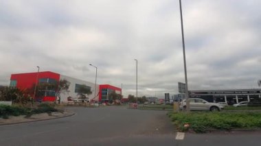 Central Eastbourne Coastal, Beach ve Ocean City 'nin sokak manzarası. Low and Wide Angle Car monte edilmiş kamera görüntüleri ve İngiltere 'nin orta Eastbourne Şehir Sokakları boyunca Urban Drive. 15 Ekim 2025. 