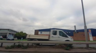 Central Eastbourne Coastal, Beach ve Ocean City 'nin sokak manzarası. Low and Wide Angle Car monte edilmiş kamera görüntüleri ve İngiltere 'nin orta Eastbourne Şehir Sokakları boyunca Urban Drive. 15 Ekim 2025. 