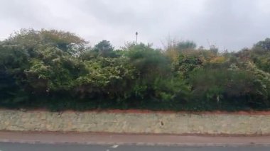 Central Eastbourne Coastal, Beach ve Ocean City 'nin sokak manzarası. Low and Wide Angle Car monte edilmiş kamera görüntüleri ve İngiltere 'nin orta Eastbourne Şehir Sokakları boyunca Urban Drive. 15 Ekim 2025. 