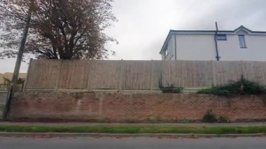 Central Eastbourne Coastal, Beach ve Ocean City 'nin sokak manzarası. Low and Wide Angle Car monte edilmiş kamera görüntüleri ve İngiltere 'nin orta Eastbourne Şehir Sokakları boyunca Urban Drive. 15 Ekim 2025. 