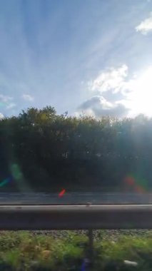 29 Eylül 2025. İngiltere 'nin merkez Nottingham şehrinin şehir sokakları boyunca kentsel sürüş. Nottingham, Birleşik Krallık 'ın Midlands bölgesinde yer alan tarihi, büyük ve büyük bir şehirdir..