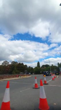 29 Eylül 2025. İngiltere 'nin merkez Nottingham şehrinin şehir sokakları boyunca kentsel sürüş. Nottingham, Birleşik Krallık 'ın Midlands bölgesinde yer alan tarihi, büyük ve büyük bir şehirdir..