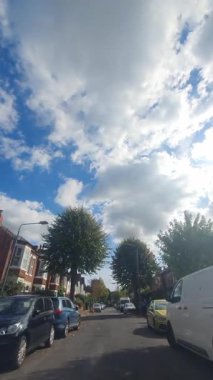 29 Eylül 2025. İngiltere 'nin merkez Nottingham şehrinin şehir sokakları boyunca kentsel sürüş. Nottingham, Birleşik Krallık 'ın Midlands bölgesinde yer alan tarihi, büyük ve büyük bir şehirdir..