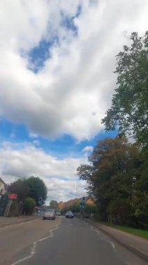 29 Eylül 2025. İngiltere 'nin merkez Nottingham şehrinin şehir sokakları boyunca kentsel sürüş. Nottingham, Birleşik Krallık 'ın Midlands bölgesinde yer alan tarihi, büyük ve büyük bir şehirdir..