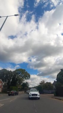 29 Eylül 2025. İngiltere 'nin merkez Nottingham şehrinin şehir sokakları boyunca kentsel sürüş. Nottingham, Birleşik Krallık 'ın Midlands bölgesinde yer alan tarihi, büyük ve büyük bir şehirdir..