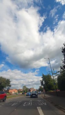 29 Eylül 2025. İngiltere 'nin merkez Nottingham şehrinin şehir sokakları boyunca kentsel sürüş. Nottingham, Birleşik Krallık 'ın Midlands bölgesinde yer alan tarihi, büyük ve büyük bir şehirdir..