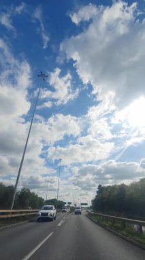 29 Eylül 2025. İngiltere 'nin merkez Nottingham şehrinin şehir sokakları boyunca kentsel sürüş. Nottingham, Birleşik Krallık 'ın Midlands bölgesinde yer alan tarihi, büyük ve büyük bir şehirdir..