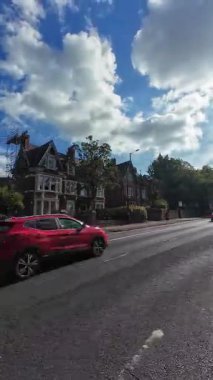 29 Eylül 2025. İngiltere 'nin merkez Nottingham şehrinin şehir sokakları boyunca kentsel sürüş. Nottingham, Birleşik Krallık 'ın Midlands bölgesinde yer alan tarihi, büyük ve büyük bir şehirdir..