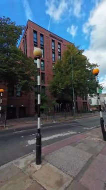 29 Eylül 2025. İngiltere 'nin merkez Nottingham şehrinin şehir sokakları boyunca kentsel sürüş. Nottingham, Birleşik Krallık 'ın Midlands bölgesinde yer alan tarihi, büyük ve büyük bir şehirdir..