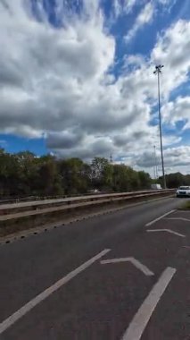 29 Eylül 2025. İngiltere 'nin merkez Nottingham şehrinin şehir sokakları boyunca kentsel sürüş. Nottingham, Birleşik Krallık 'ın Midlands bölgesinde yer alan tarihi, büyük ve büyük bir şehirdir..