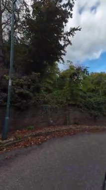 29 Eylül 2025. İngiltere 'nin merkez Nottingham şehrinin şehir sokakları boyunca kentsel sürüş. Nottingham, Birleşik Krallık 'ın Midlands bölgesinde yer alan tarihi, büyük ve büyük bir şehirdir..