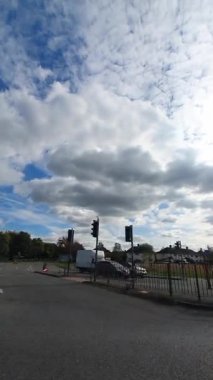 29 Eylül 2025. İngiltere 'nin merkez Nottingham şehrinin şehir sokakları boyunca kentsel sürüş. Nottingham, Birleşik Krallık 'ın Midlands bölgesinde yer alan tarihi, büyük ve büyük bir şehirdir..