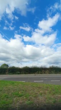 29 Eylül 2025. İngiltere 'nin merkez Nottingham şehrinin şehir sokakları boyunca kentsel sürüş. Nottingham, Birleşik Krallık 'ın Midlands bölgesinde yer alan tarihi, büyük ve büyük bir şehirdir..