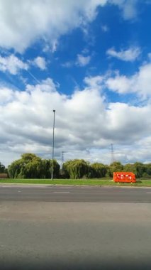 29 Eylül 2025. İngiltere 'nin merkez Nottingham şehrinin şehir sokakları boyunca kentsel sürüş. Nottingham, Birleşik Krallık 'ın Midlands bölgesinde yer alan tarihi, büyük ve büyük bir şehirdir..