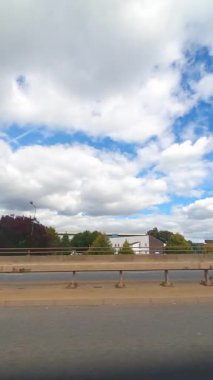 29 Eylül 2025. İngiltere 'nin merkez Nottingham şehrinin şehir sokakları boyunca kentsel sürüş. Nottingham, Birleşik Krallık 'ın Midlands bölgesinde yer alan tarihi, büyük ve büyük bir şehirdir..